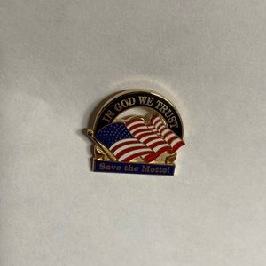 Z182-Collinson gold colored pin that says “In God We Trust Save the Motto!”🇺🇸